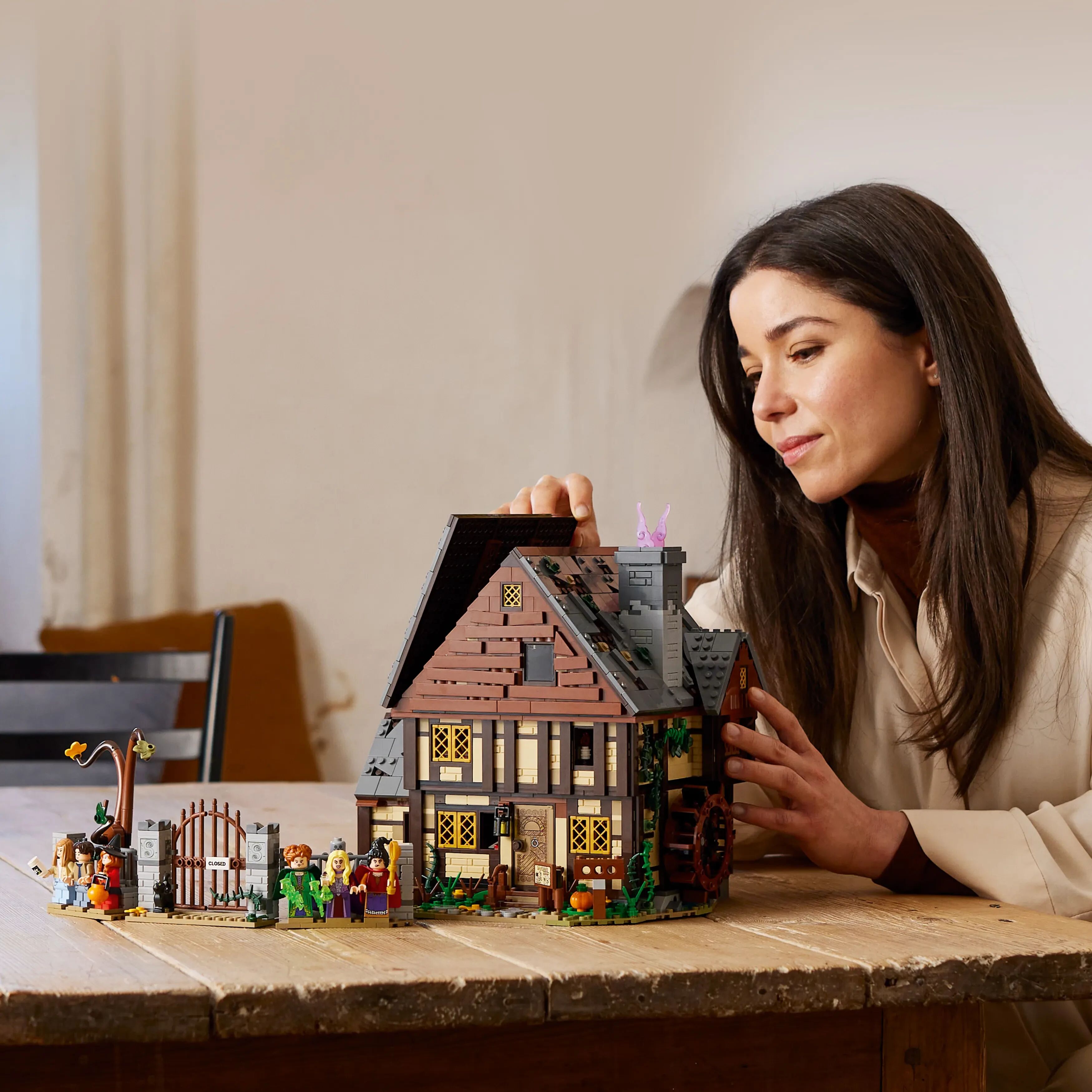 LEGO Ideas Disney Hocus Pocus: Sanderson Kardeşlerin Evi
