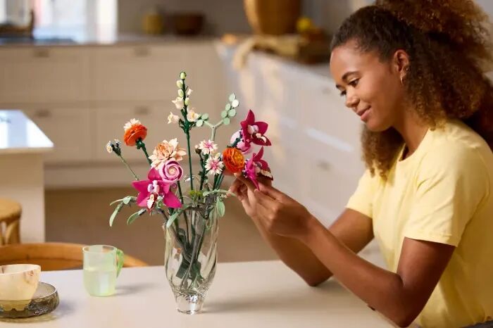 11. LEGO® Botanicals Pembe Çiçek Buketi