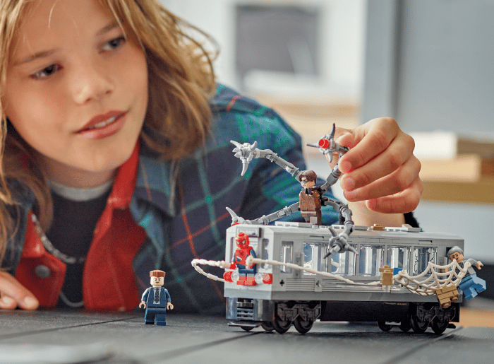 76321 LEGO® | Marvel Örümcek Adam ile Doktor Oktopus Metro Sahnesi