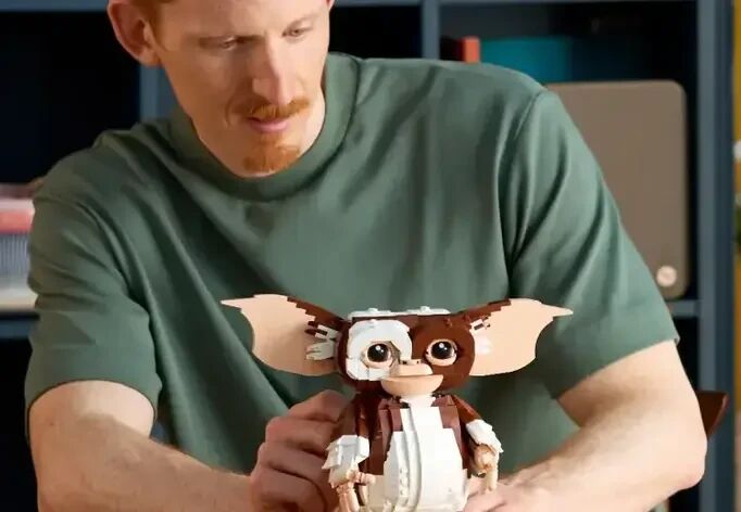 Gremlins™’den Gizmo ile 80’lerin ikonik bir karakterini evine davet et