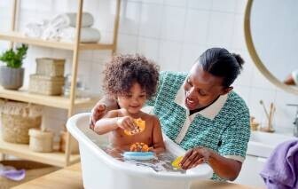 Küçük çocuklar banyo yapmayı niye sever?